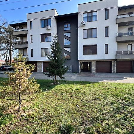 Kazanlak Large Guest House Apartment Near The Center With Full Kitchen & Dining Room, King Beds, Garden Patio, Free Parking & Self Check-In Luaran gambar