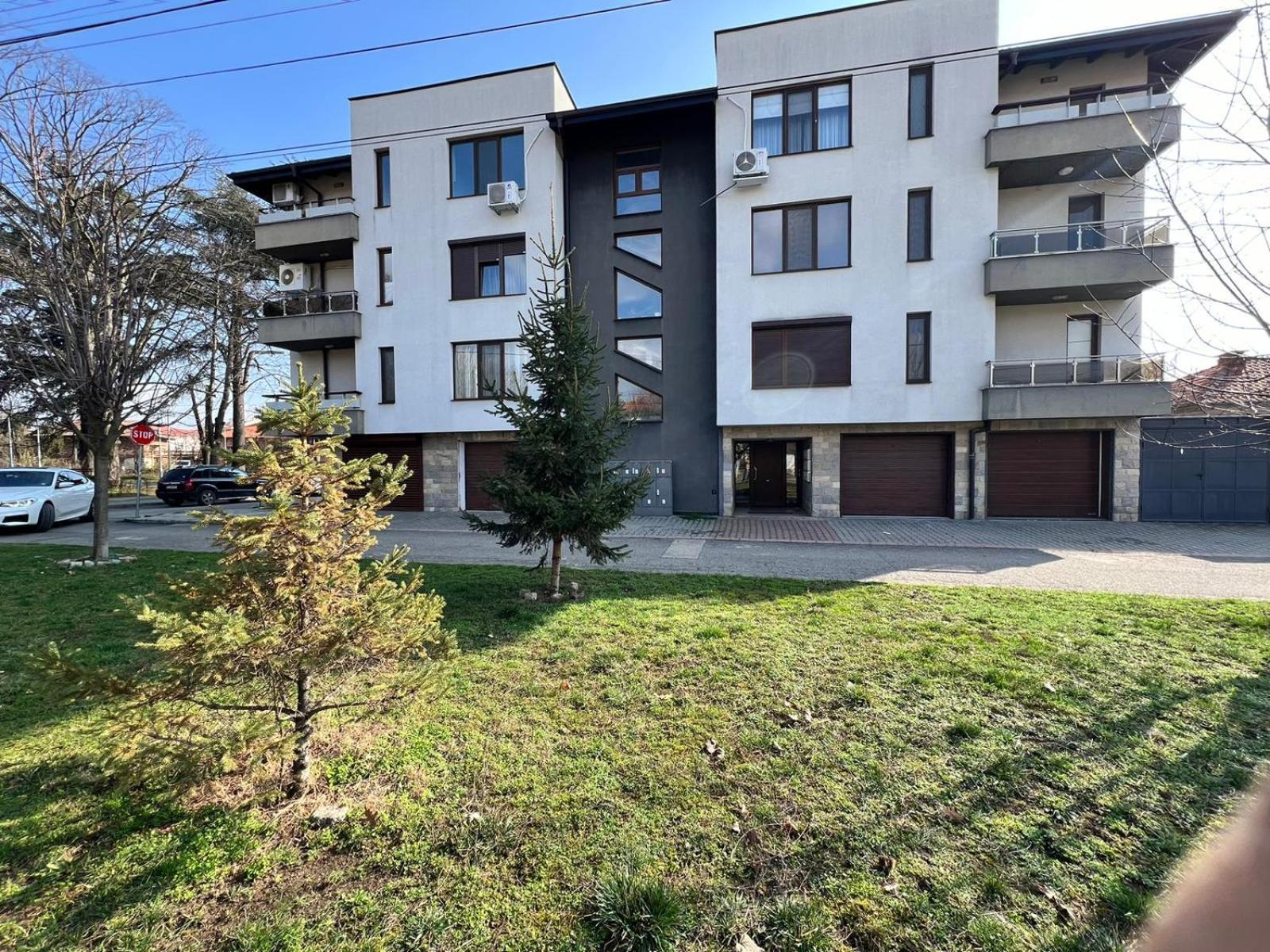 Kazanlak Large Guest House Apartment Near The Center With Full Kitchen & Dining Room, King Beds, Garden Patio, Free Parking & Self Check-In Luaran gambar
