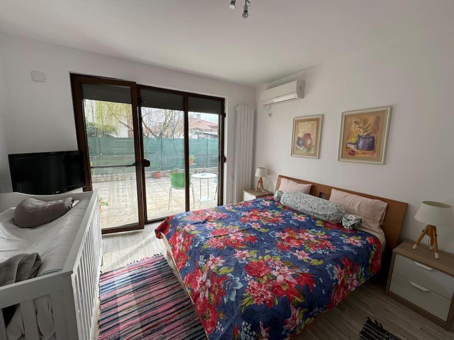 Kazanlak Large Guest House Apartment Near The Center With Full Kitchen & Dining Room, King Beds, Garden Patio, Free Parking & Self Check-In Luaran gambar