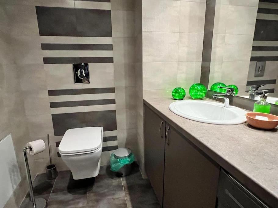 Kazanlak Large Guest House Apartment Near The Center With Full Kitchen & Dining Room, King Beds, Garden Patio, Free Parking & Self Check-In Luaran gambar