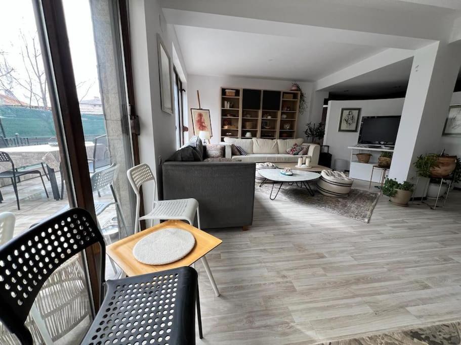 Kazanlak Large Guest House Apartment Near The Center With Full Kitchen & Dining Room, King Beds, Garden Patio, Free Parking & Self Check-In Luaran gambar